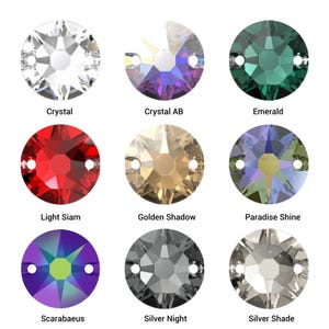 Puede incluir: Nueve pedrerías de cristal de diferentes colores y acabados. Los colores incluyen transparente, iridiscente, rojo, dorado, verde y plateado. Cada pedrería tiene dos agujeros para la fijación y está etiquetada con su nombre de color.