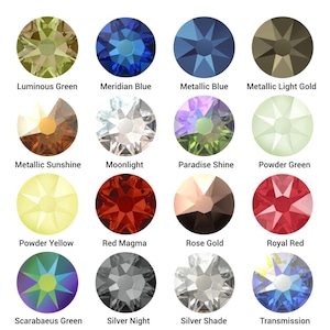 Può includere: Una griglia di sedici cristalli circolari sfaccettati in vari colori etichettati come Luminous Green, Meridian Blue, Metallic Blue, Metallic Light Gold, Metallic Sunshine, Moonlight, Paradise Shine, Powder Green, Powder Yellow, Red Magma, Rose Gold, Royal Red, Scarabaeus Green, Silver Night, Silver Shade e Transmission.