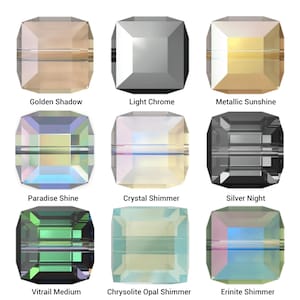Può includere: Nove perline di cristallo a taglio quadrato in vari colori, tra cui Golden Shadow, Light Chrome e Metallic Sunshine. Altri colori sono Paradise Shine, Crystal Shimmer, Silver Night, Vitrail Medium, Chrysolite Opal Shimmer ed Erinite Shimmer.