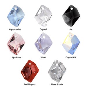 Op de afbeelding: Acht gefacetteerde ruitvormige kristallen hangers met een enkel gat aan de bovenkant. De kleuren zijn Aquamarine, Crystal, Jet, Light Rose, Violet, Crystal AB, Red Magma en Silver Shade, elk met de kleurnaam eronder vermeld.