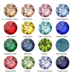 Könnte beinhalten: Ein Raster aus sechzehn runden, facettierten Kristallen in verschiedenen Farben, die jeweils mit ihrem Namen beschriftet sind: Lt. Colorado Topaz, Light Peach, Light Rose, Light Sapphire, Light Siam, Light Topaz, Light Turquoise, Majestic Blue, Majestic Green, Montana, Olivine, Opal Sky Blue, Padparadsha, Peridot, Provance Lavender und Purple Velvet.