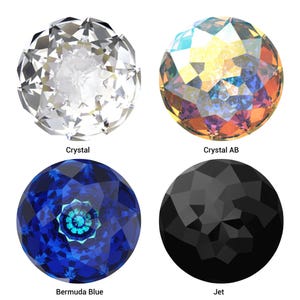 Pode incluir: Quatro contas de cristal facetadas dispostas em círculo. As contas são rotuladas como "Crystal", "Crystal AB", "Bermuda Blue" e "Jet". A conta "Crystal AB" tem um acabamento iridescente arco-íris. A conta "Bermuda Blue" tem um esquema de cores azul e turquesa.