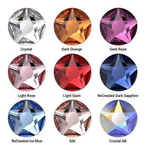 Puede incluir: Nueve pedrerías de cristal en forma de estrella en varios colores, incluyendo transparente, naranja oscuro, rosa oscuro, rosa claro, siam claro, zafiro oscuro, azul hielo, seda y cristal AB. Cada pedrería tiene un diseño facetado.