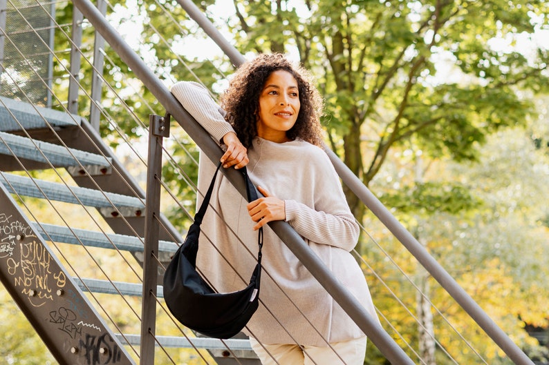 Halbmondtasche Tilda schwarz / Upcycling Taschen / Recycelte Taschen / Vegane Taschen / Crossbody bag Damen / Nachhaltige Geschenkidee Bild 8