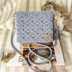 Sac bandoulière en corde de coton recyclé réalisé avec la technique du macramé.