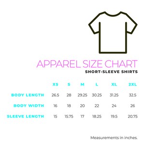 Puede incluir: Una tabla de tallas para camisas de manga corta con medidas en pulgadas para la longitud del cuerpo, el ancho del cuerpo y la longitud de la manga. Las tallas incluyen XS, S, M, L, XL y 2XL.