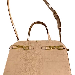 KATE LANDRY Bolso bandolera de mano con doble asa y correa desmontable con detalle de hebilla dorada con relieve de cocodrilo en beige y tostado