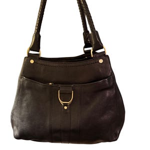 BOLSO DE HOMBRO COLE HAHN VINTAGE, BOLSO DE HOMBRO DE CUERO GRANULADO NEGRO, HECHO CON HERRAMIENTAS DORADA Y DOBLE ASA DE CUERO TRENZADO. ¡Hermoso bolso!