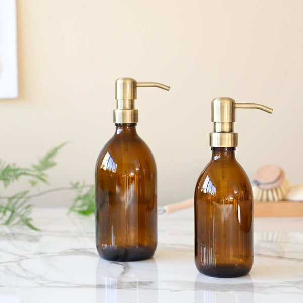 Distributeur de savon minimaliste et rechargeable: bouteille en verre ambré avec pompe en acier inoxydable d’aspect laiton