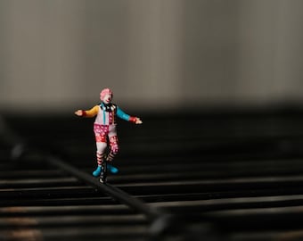 Payaso de circo en miniatura (1:87 y 1:64, escala HO). Figura personalizada hecha a mano, adecuada para fotografía de juguetes, regalo, decoración o adorno para tartas.