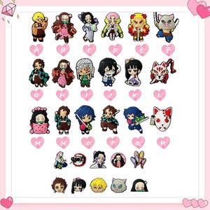 Könnte beinhalten: Eine Sammlung farbenfroher Anime-Charakter-Anhänger, jeweils mit einzigartigen Designs und Ausdrücken. Die Anhänger sind in Reihen und Spalten angeordnet, mit einem Buchstaben unter jedem Anhänger. Der Hintergrund ist ein zartes Rosa mit herzförmigen Akzenten.