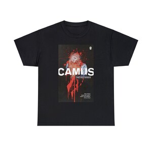 Könnte beinhalten: Schwarzes T-Shirt mit einem Grafikdruck eines Buchcovers mit einem roten Spritzmuster und dem Text "CAMUS THE OUTSIDER".