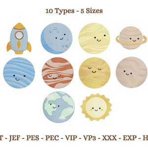 Peut inclure: Un ensemble de 10 motifs de broderie mignons sur le thème de l'espace, comprenant des planètes, une fusée et un soleil. Les motifs sont disponibles en 5 tailles différentes. Le texte "10 Types - 5 Sizes" est en haut de l'image. Le texte "DST - JEF - PES - PEC - VIP - VP3 - XXX - EXP - HUS" est en bas de l'image.