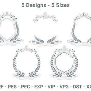 Könnte beinhalten: Illustration mit fünf heraldischen Designs in Hellgrau, darunter Kronen, Lorbeerkränze und Banner. Der Text "5 Designs - 5 Sizes" befindet sich oben. Geeignet für Stickerei oder digitale Verwendung.