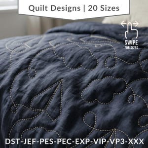 Pode incluir: Um edredom azul marinho com um design de nuvens e folhas costuradas. O edredom tem uma aparência texturizada e é detalhado com fio branco. O texto na parte superior diz "Quilt Designs | 20 Sizes". A parte inferior da imagem exibe "DST-JEF-PES-PEC-EXP-VIP-VP3-XXX".