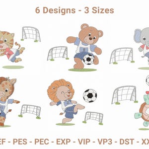 以下が含まれることがあります： サッカーをしている動物が描かれた刺繍のデザインが6つあります。動物は猫、熊、象、キリン、ライオン、亀です。それぞれの動物は番号のついたユニフォームを着て、サッカーボールを蹴っています。デザインは3つのサイズがあります。画像の上部に「6 Designs - 3 Sizes」というテキストがあります。画像の下部に「JEF - PES - PEC - EXP - VIP - VP3 - DST - XXX」というテキストがあります。