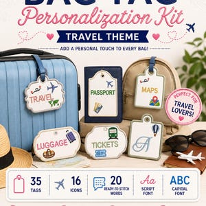 Könnte beinhalten: Ein Kofferanhänger-Personalisierungsset mit weißen bestickten Anhängern und Reisemotiven wie Flugzeugen, Karten und Gepäck. Das Set enthält 35 Anhänger, 16 Symbole, 20 Wörter und zwei Schriftarten zur individuellen Gestaltung von Taschen und Koffern.