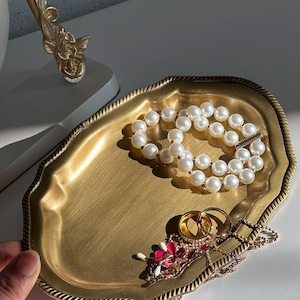 Plato de baratijas de latón antiguo hecho a mano: elegante decoración para tocador