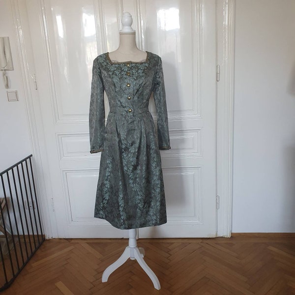 Vintage 1960er Jahre Dirndl, handgemachtes Trachten Kleid, lindgrün mit goldenen Knöpfen und Zierborten