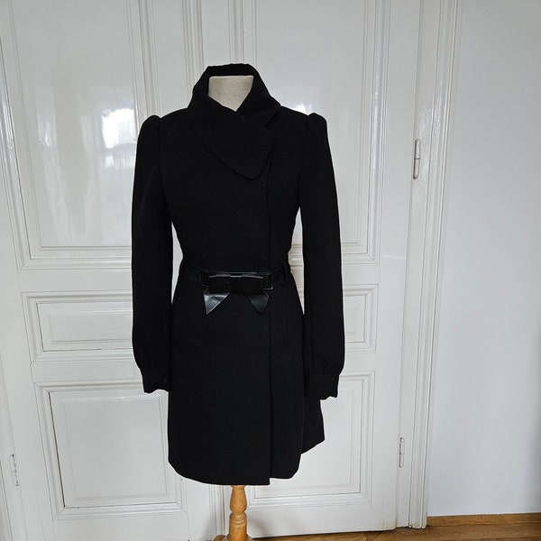 Manteau style années 1960, trench-coat noir, Audrey Hepburn
