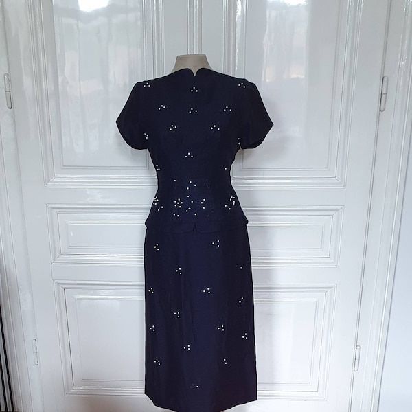 Robe vintage des années 50, bleu nuit et broderie perlée, de Carnegie C'est une symphonie