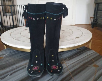 Vintage 1990er y2k Stiefel mit Stickereien und Pailetten, schwarz mit Kordel