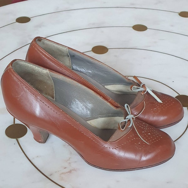 Vintage 1940s pumps, shoes, made of cognac-colored leather, perforated,