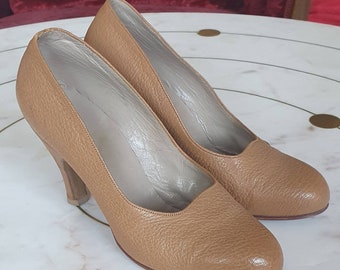 Vintage pumps, low shoes, original from the 1940s, made of beige textured leather