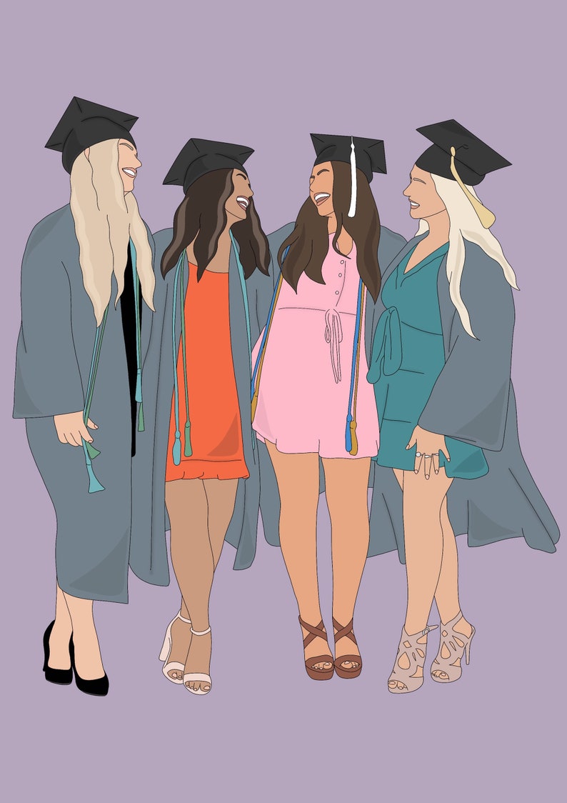 Pu&ograve; includere: Illustrazione di quattro laureate con cappelli e toghe, ognuna con un vestito di colore diverso. Le laureate sorridono e sono in piedi vicine. Lo sfondo &egrave; di colore lavanda pieno.
