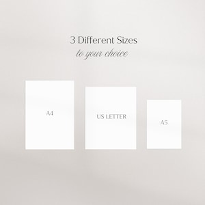 Pu&ograve; includere: Tre fogli di carta bianchi, etichettati A4, US LETTER e A5, sono esposti su uno sfondo chiaro. Il testo "3 Different Sizes to your choice" &egrave; sopra i fogli. L'immagine suggerisce un prodotto con opzioni di dimensioni.