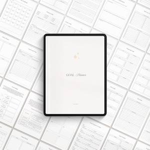 Puede incluir: Un cuaderno "GOAL Planner" de color crema con un borde negro, rodeado de varias p&aacute;ginas de planificaci&oacute;n. El planificador tiene detalles de estrellas doradas y el texto "GOAL Planner" en una fuente delicada. Las p&aacute;ginas circundantes incluyen secciones para fitness, finanzas y cuidado personal.