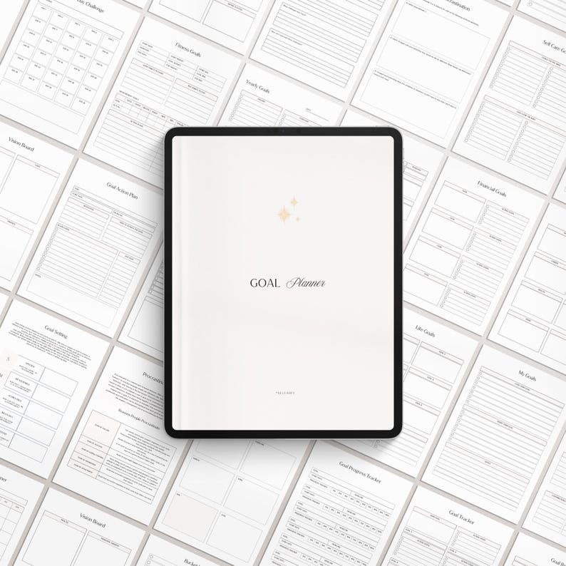 Puede incluir: Un cuaderno "GOAL Planner" de color crema con un borde negro, rodeado de varias p&aacute;ginas de planificaci&oacute;n. El planificador tiene detalles de estrellas doradas y el texto "GOAL Planner" en una fuente delicada. Las p&aacute;ginas circundantes incluyen secciones para fitness, finanzas y cuidado personal.