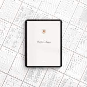 Puede incluir: Una tableta digital que muestra un planificador de limpieza con un dise&ntilde;o floral. El planificador tiene un fondo blanco con el texto "Cleaning Planner" en negro.