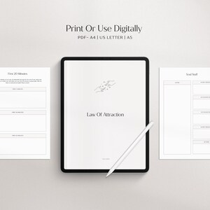 Pu&ograve; includere: Un'agenda digitale con la scritta "Law of Attraction" sullo schermo di un tablet. L'immagine include uno stilo e altre due pagine con testo. La parte superiore dell'immagine recita "Print Or Use Digitally".