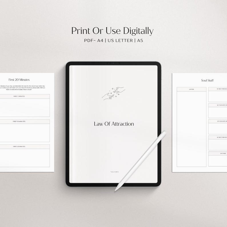 Pu&ograve; includere: Un'agenda digitale con la scritta "Law of Attraction" sullo schermo di un tablet. L'immagine include uno stilo e altre due pagine con testo. La parte superiore dell'immagine recita "Print Or Use Digitally".