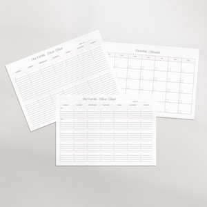 Puede incluir: Dos tablas de tareas imprimibles y un horario de limpieza. Las tablas de tareas se titulan "Nuestra tabla de tareas familiar" y tienen espacios para cada d&iacute;a de la semana. El horario de limpieza se titula "Horario de limpieza" y tiene espacios para cada d&iacute;a de la semana.