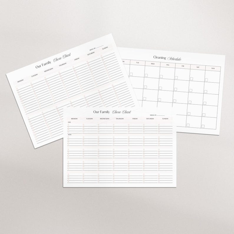 Puede incluir: Dos tablas de tareas imprimibles y un horario de limpieza. Las tablas de tareas se titulan "Nuestra tabla de tareas familiar" y tienen espacios para cada d&iacute;a de la semana. El horario de limpieza se titula "Horario de limpieza" y tiene espacios para cada d&iacute;a de la semana.