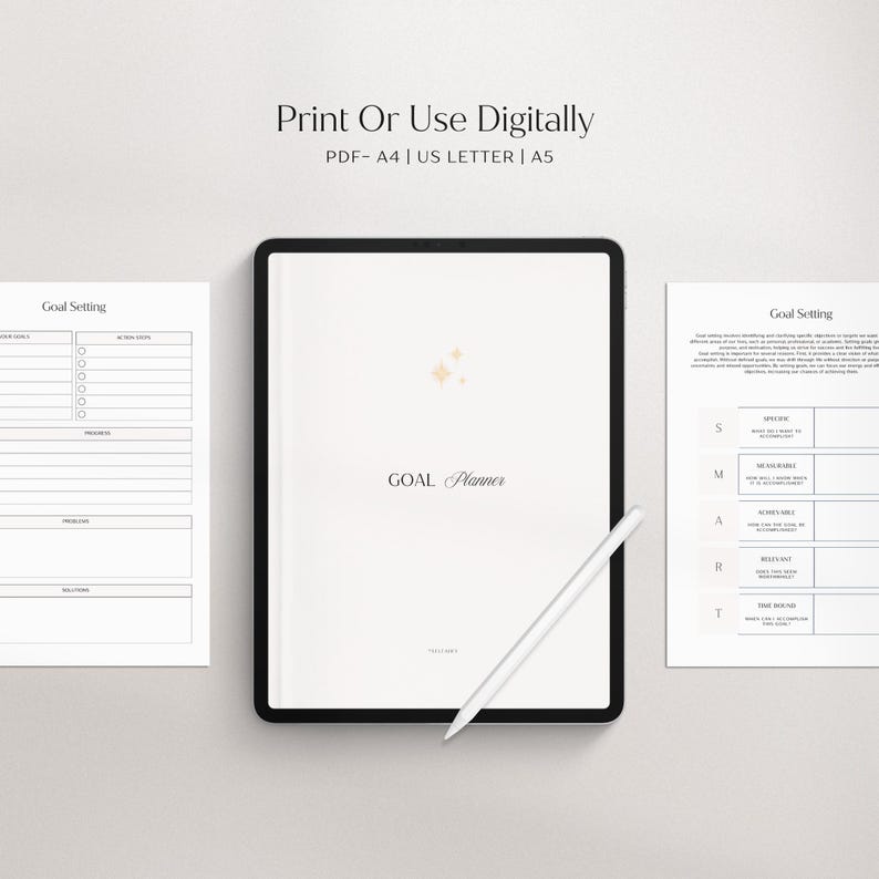 Puede incluir: Un planificador de objetivos digital con una cubierta blanca y el texto "GOAL Planner". La imagen incluye una tableta, un l&aacute;piz &oacute;ptico y dos hojas de papel con plantillas de establecimiento de objetivos. El texto "Print Or Use Digitally" est&aacute; en la parte superior.