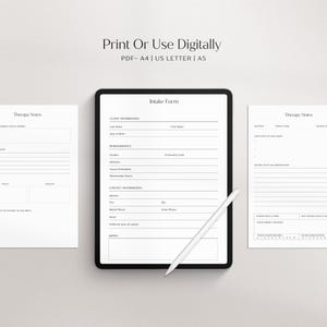 Puede incluir: Un formulario de admisi&oacute;n digital para sesiones de terapia con secciones para la informaci&oacute;n del cliente, datos demogr&aacute;ficos, informaci&oacute;n de contacto y notas. El formulario se muestra en la pantalla de una tableta con un l&aacute;piz blanco a su lado. Tambi&eacute;n se muestran dos p&aacute;ginas de notas de terapia en blanco.