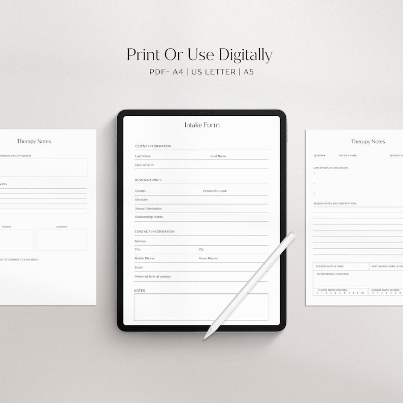 Puede incluir: Un formulario de admisi&oacute;n digital para sesiones de terapia con secciones para la informaci&oacute;n del cliente, datos demogr&aacute;ficos, informaci&oacute;n de contacto y notas. El formulario se muestra en la pantalla de una tableta con un l&aacute;piz blanco a su lado. Tambi&eacute;n se muestran dos p&aacute;ginas de notas de terapia en blanco.