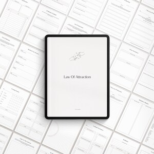 Pu&ograve; includere: Un'agenda digitale con le parole "Law Of Attraction" sulla copertina, circondata da vari fogli di lavoro stampabili. La copertina presenta un design minimalista di due mani che si tendono. L'agenda e i fogli di lavoro sono in tonalit&agrave; di bianco e grigio.