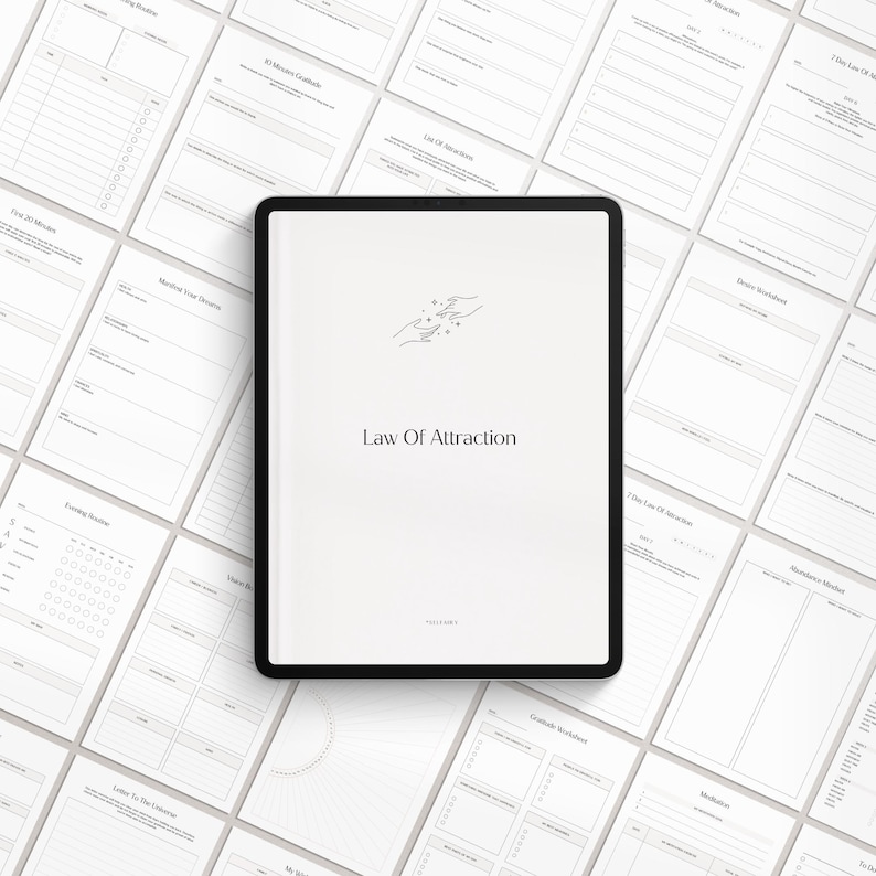 Pu&ograve; includere: Un'agenda digitale con le parole "Law Of Attraction" sulla copertina, circondata da vari fogli di lavoro stampabili. La copertina presenta un design minimalista di due mani che si tendono. L'agenda e i fogli di lavoro sono in tonalit&agrave; di bianco e grigio.