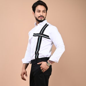 Biała koszula designerska z łatkami w czarne paski