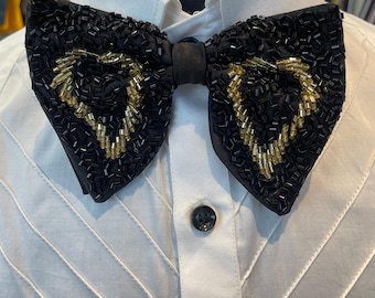 Pajarita de satén negra y dorada con cuentas, corbata artesanal para padrinos de boda.