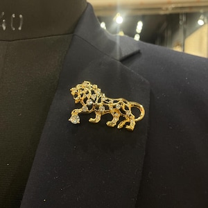 Złota metalowa broszka z lwem Swarovski – designerska przypinka do klapy dla mężczyzn