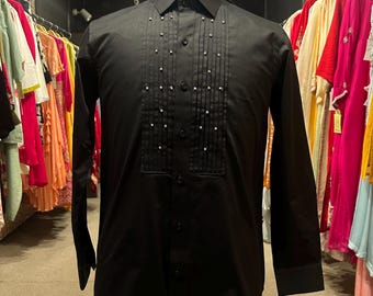 Camicia da smoking plissettata di lusso nera con borchie di cristalli per uomo