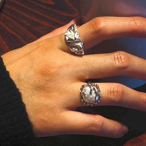 Handgemaakte sterlingzilveren ringset: parel en stromend zilver, verstelbaar