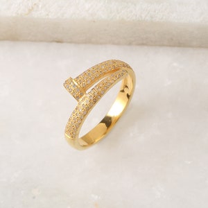 Bague pavé de diamants en argent plaqué or. Bague de créateur tendance pour femme. Bagues diamant en or pour femme.