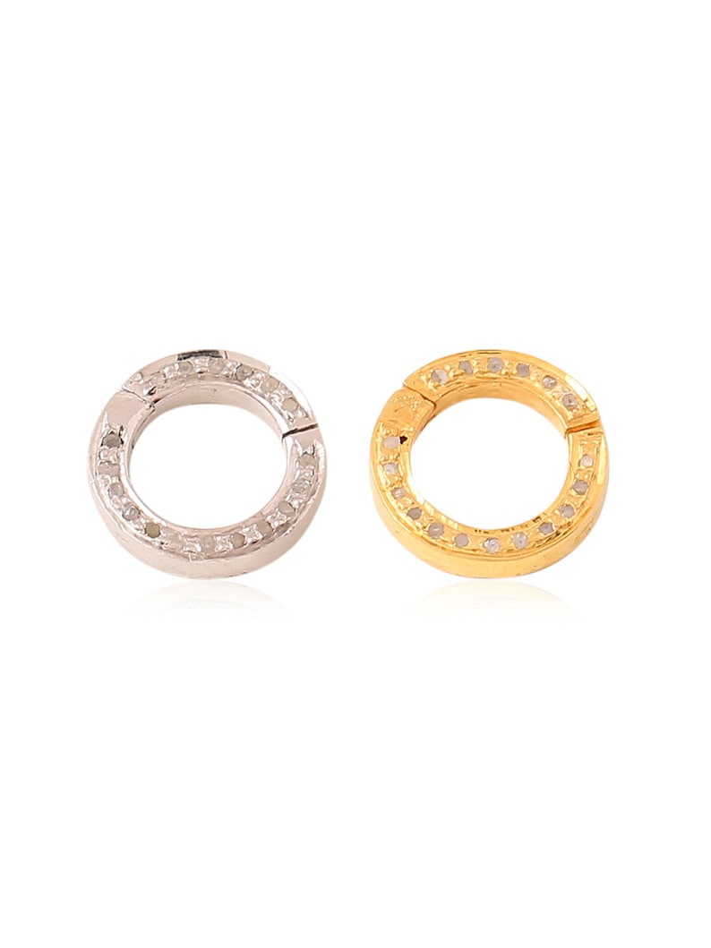 K&ouml;nnte beinhalten: Zwei runde Schmuckverschl&uuml;sse, einer in Silber und einer in Gold, mit einer Reihe kleiner Diamanten am Rand.