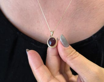 14K Gold Agate Pendant Necklace: Birthstone Jewelry